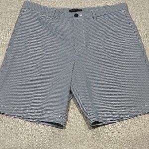 Men's Banana Republic Blue/White Seersucker Aiden Short, size 35